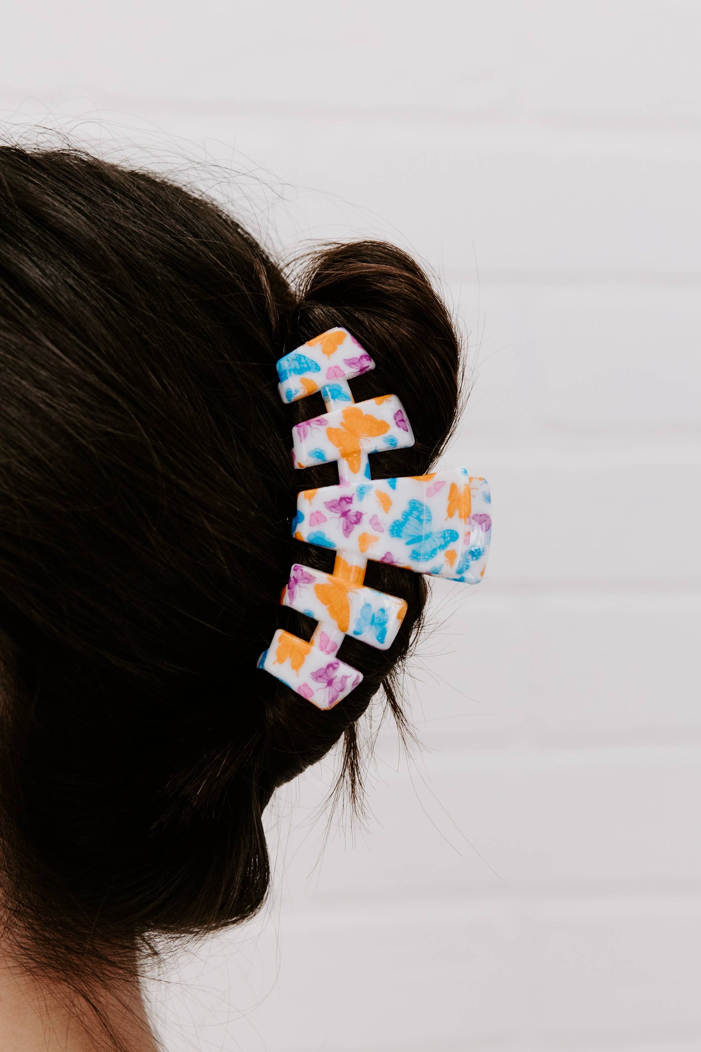 ‘Fluttering By’ Medium Classic Clip